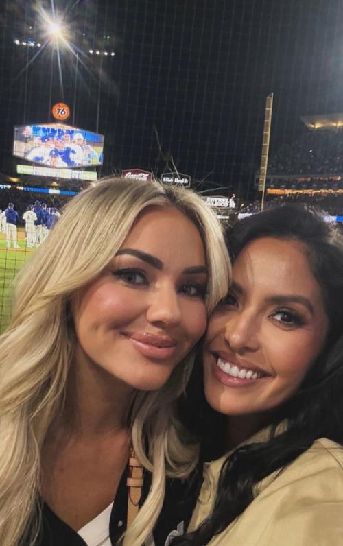 晋级世界大赛!瓦妮莎带俩娃与坎迪斯-帕克一同观看道奇队比赛