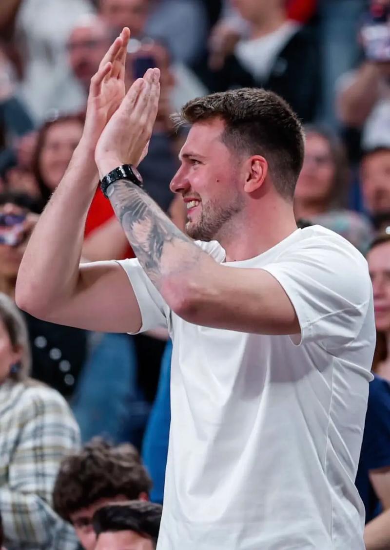 东契奇：詹姆斯没参加训练但和我们说了很多 他在这方面很有经验