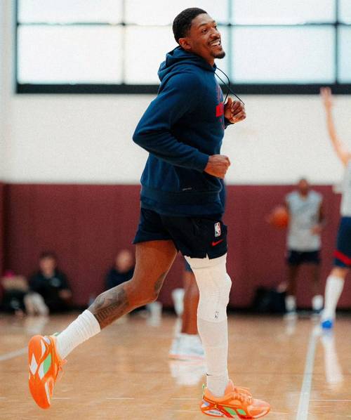 终于来了！比尔罚球线急停跳投拿到快船生涯季前赛首分