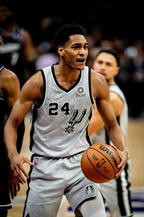 瓦塞尔8中4得到10分3篮板4助攻 正负值+25全场最高！