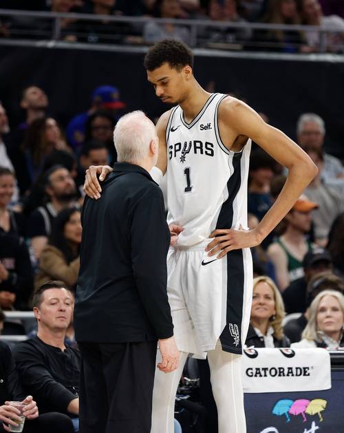 真成控卫了?文班亚马首节4失误&皆被断球打反击 拿到7分4板2助