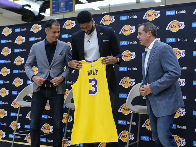 在浓眉谈判中鹈鹕索要选秀权互换 佩林卡表示珍妮不懂互换是什么