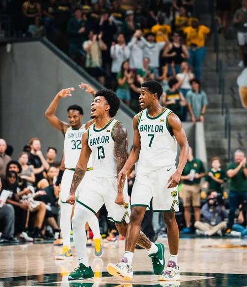 美记：埃奇库姆费城主场首秀真是精彩绝伦 他下场时球迷热烈鼓掌