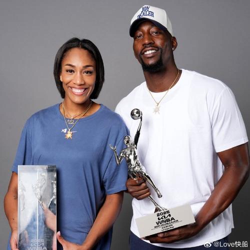 🧤四年三冠！阿贾戴无限手套参加夺冠游行 同年DPOY+MVP+FMVP！