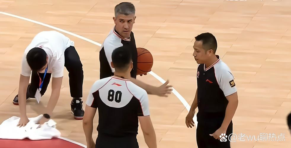 孔萨禁区内防守时有手球嫌疑,裁判表示其双手紧贴身体没有犯规