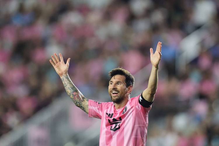 号码=评分！梅西3射1传收获10分评价，社媒晒比赛背影照片