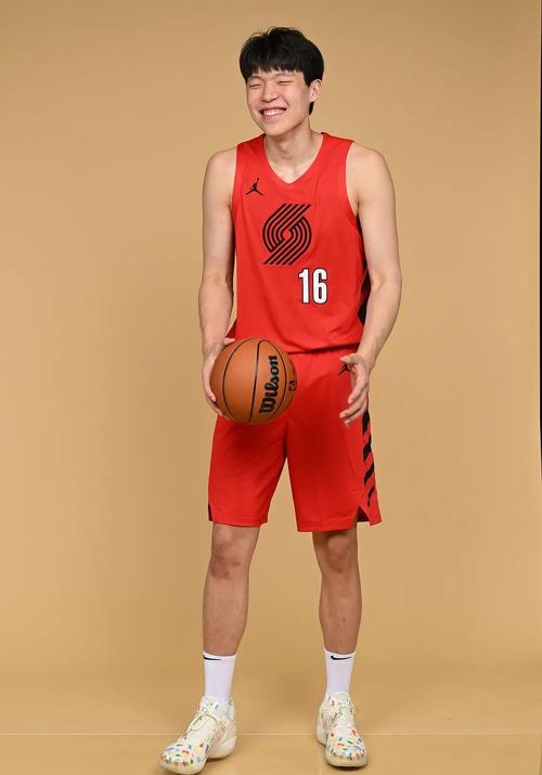 回馈球迷！开拓者官方晒今日社区活动照 杨瀚森&利拉德领衔入镜