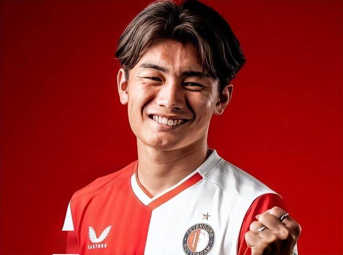 日本前锋上田绮世创纪录,费耶诺德21世纪第4位半场戴帽球员诞生