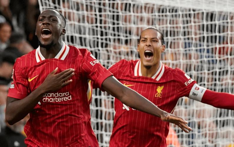 本赛季英超后卫成功对抗榜:多古54次列次席,科纳特51次列第四