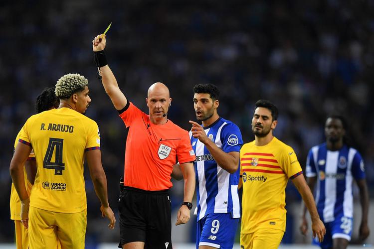 慎入！迪涅脚踝被踩而裁判无表示，换下后怒踢座椅找四官泰勒理论