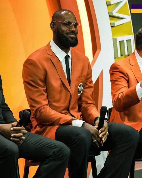 甜瓜:詹姆斯若今年跳出合同其他球队也会争抢 因为他依然能打