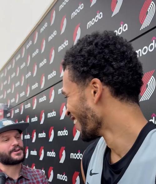 比卢普斯打趣卡马拉:展示一下你那八千万美元的微笑 别藏着了