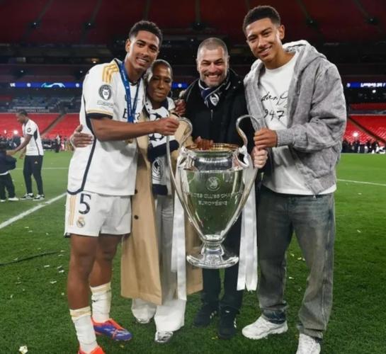 解围失误让拜仁进球！图片报：多特高层和球员赛后安慰小贝林厄姆