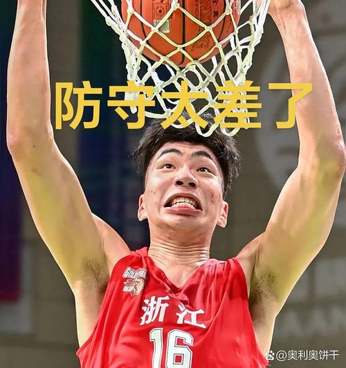 余嘉豪：CBA有时外援拿球 其他人可能就站在边上看&忘了该做的事