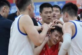 弱小无助😂王岚嵚晒被辽宁队员疯狂摸头图：全运会加油嗷～😁