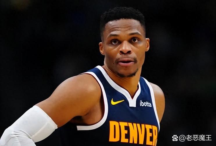 威少参与国王实战训练 组织出色&防守积极&突破被包夹丢球