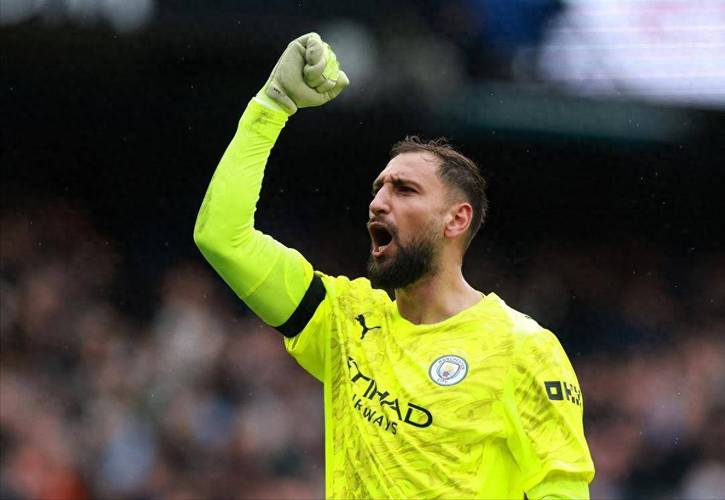 别扒拉我😡佩佩冲撞多纳鲁马，多纳鲁马揪其衣领摸他头被推开