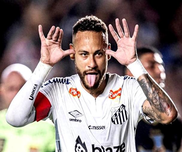 桑托斯门将出击被判点，内马尔非常不满：巴西必须提高裁判水平！