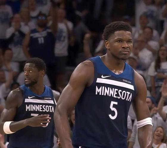 揭幕战客战开拓者！队记：爱德华兹因背部痉挛被列为出战成疑