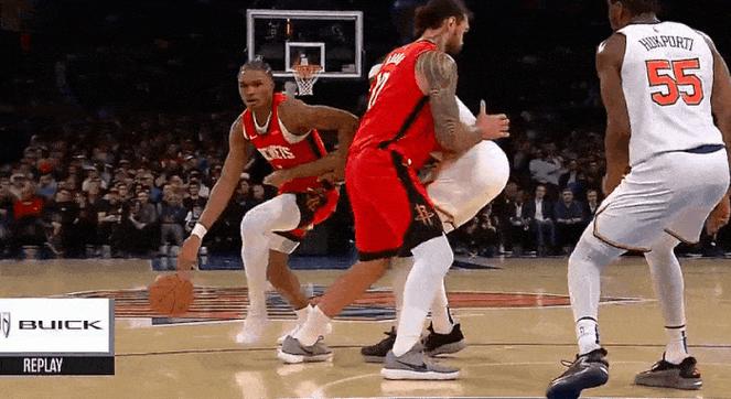 三分不中变成2+1！阿门空切篮下对抗抛投打进还造成犯规