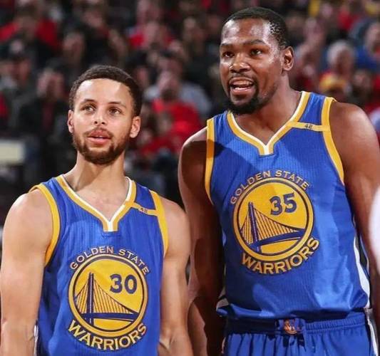 球队名宿!伊巴卡来到雷霆主场见证颁奖时刻 赛前与杜兰特寒暄