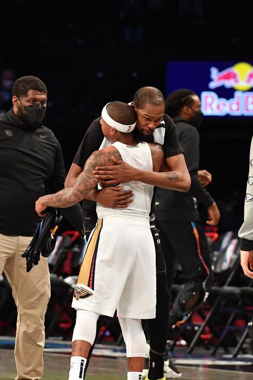 NBA总裁你好！杜兰特赛前和萧华拥抱寒暄