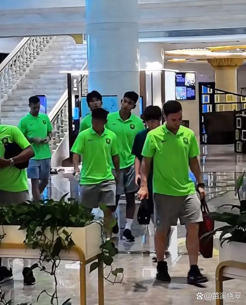 博主:国安结束肇庆三日训练,今天一早启程前往中国香港
