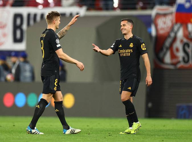 伯纳乌TIFO致敬巴斯克斯,球员社媒:永远心怀自豪和感激