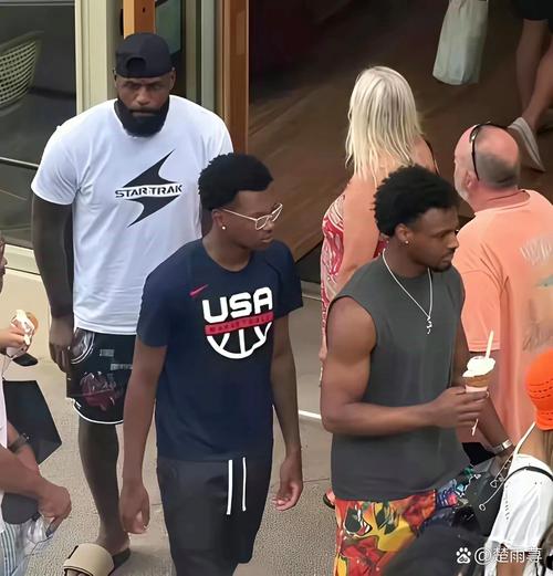 🤣在办公室摸鱼？詹姆斯和布朗尼在比赛现场聊天&有说又有笑