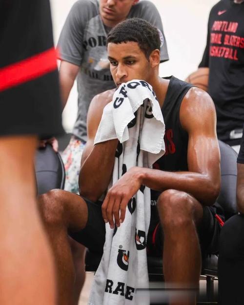 调皮!开拓者社媒预热揭幕战:大家好我叫开拓者 我明天有场比赛