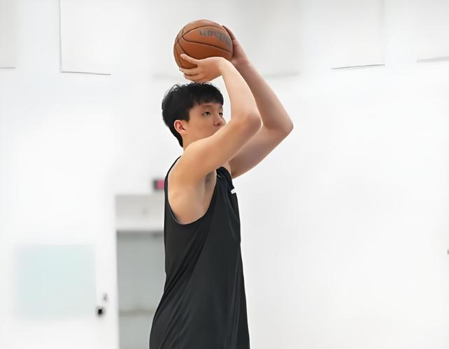 杨瀚森谈比卢普斯:他老感觉我就是一个新秀 所以对我放得比较宽