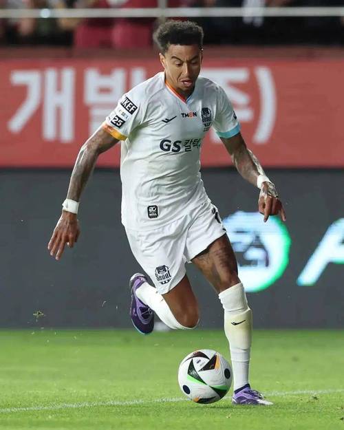 沪媒晒林加德赛前训练视频，首尔FC今晚客战上海申花