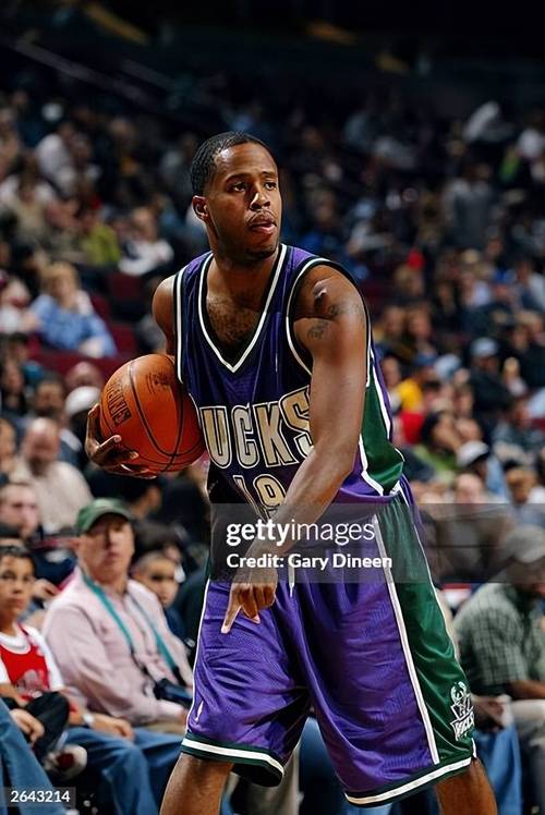 美记:达蒙-琼斯通过老詹伤病赌球 詹姆斯并不知道自己被利用