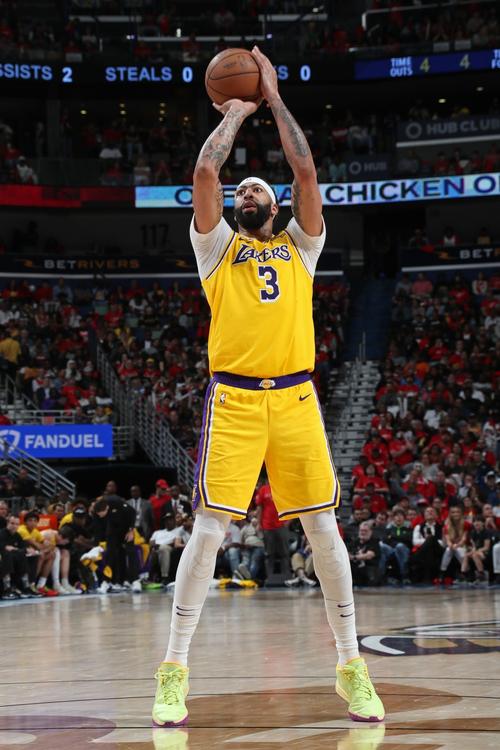 浓眉：没人能盖到文班的投篮 你只能祈祷他投不进