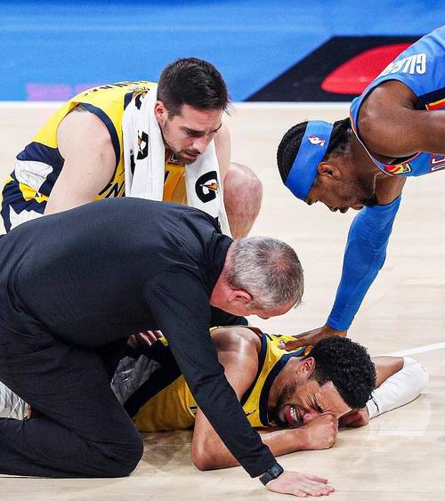 疑似跟腱受伤！米西抢板后痛苦倒地 抱着自己的右腿跟腱部位