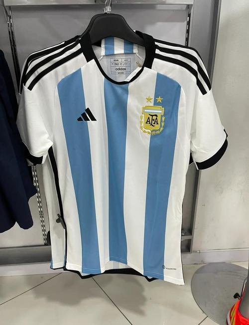 阿迪达斯谢幕之作!德国队世界杯球衣谍照:黑红黄三色V形图案