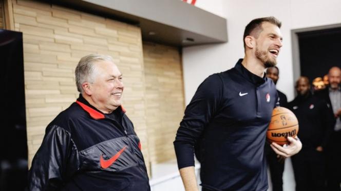 小杨泼得挺起劲儿！斯普利特被泼水庆祝执教首胜 还拿下比赛用球