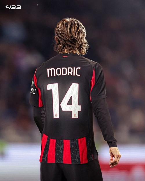 被啃老👴🏻40岁魔笛免签米兰出场9次场均80分钟 1球2助2获MVP