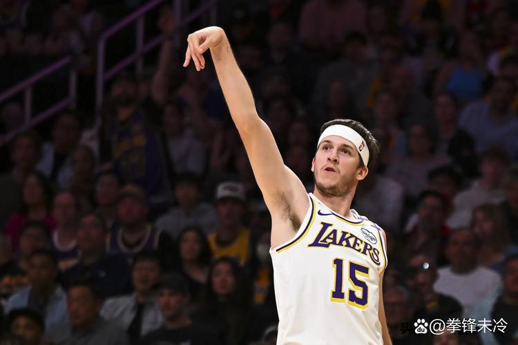 这犯规吗？麦克布莱德躲闪双手背后仍被怀特打3+1