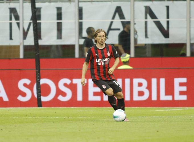 莫德里奇数据：射门+关键传球挂零，被过3次全场最多、评分6.8