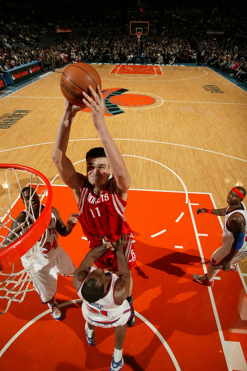 姚明背运！文班揽下篮板中线背运躲开防守 长传瓦塞尔轻松扣篮