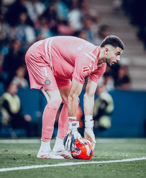 世体:巴黎有意巴萨18岁中场胡安-埃尔南德斯,合同明夏到期