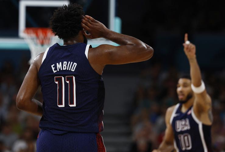 致敬登哥😂恩比德贡献25+7+5 但坐在板凳上看队友完成逆转!