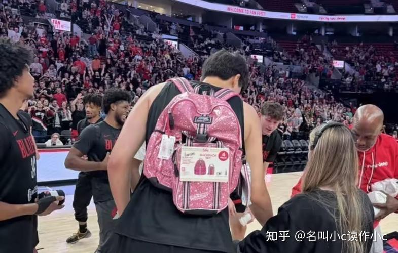 杨瀚森背着粉色小书包 利拉德&阿夫迪亚黑框眼镜 开拓者今日OOTD