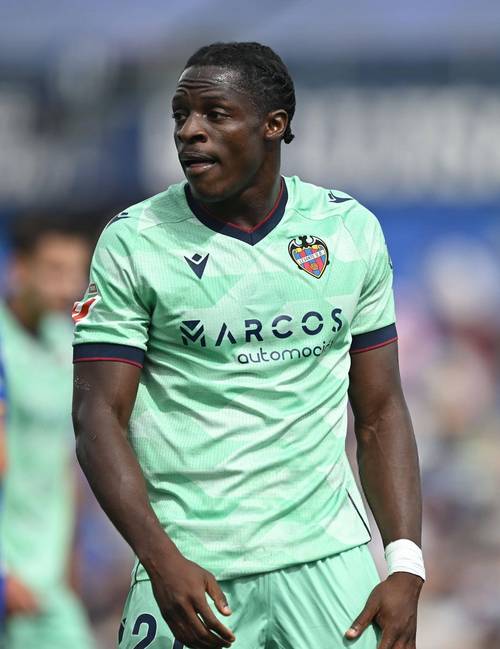 世体：巴萨想3千万签22岁喀麦隆中锋艾永接班莱万 皇魔城枪也关注