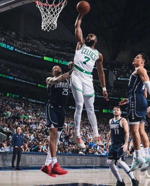 杰伦-布朗:这两场篮板球保护做得非常好 这为我们奠定了优势