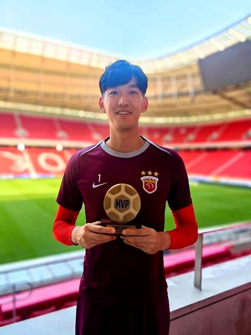 颜骏凌晒与偶像范德萨合影：这一切都是值得的