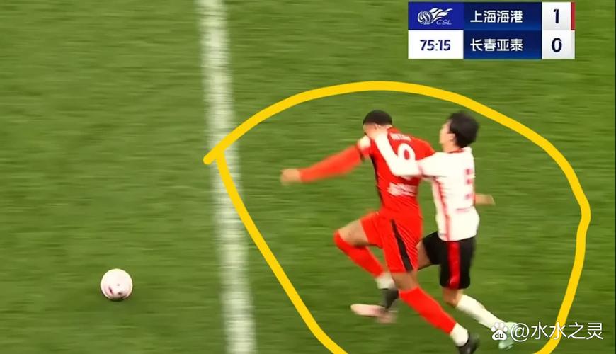 系鞋带导致丢球！名宿批热刺防守：太幼稚了，指望裁判吹停比赛