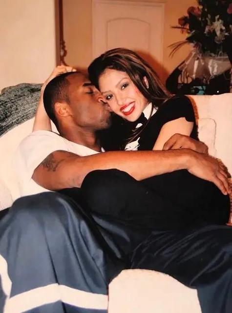 瓦妮莎将出书纪念科比和女儿!内容为球迷绘制的科比壁画及回忆!