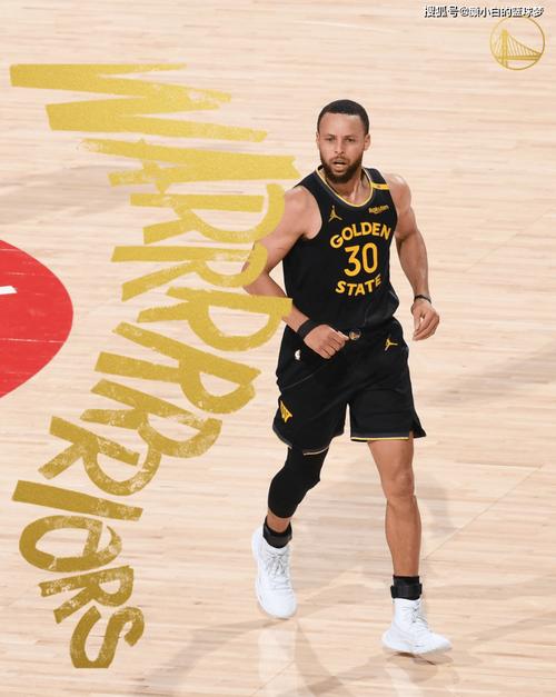 疯狂上分！库里外线接球三分&贴着防守打成2+1